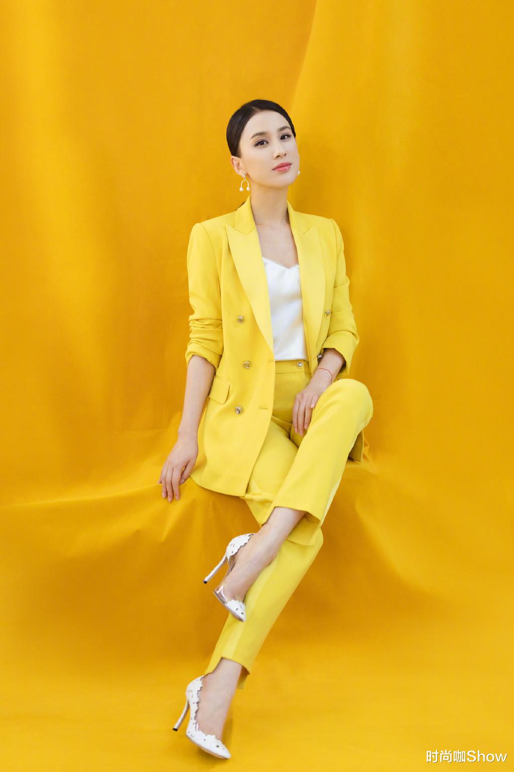 穿衣搭配|气质优雅的女人，春夏都会穿西装，这样搭干练又高级