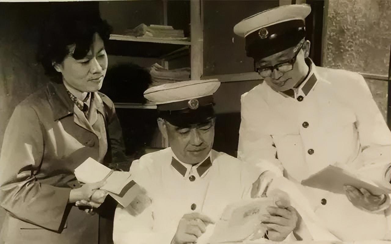 90年北京一流氓犯保外就医后回家结婚,狱警找上门才知被通缉5年