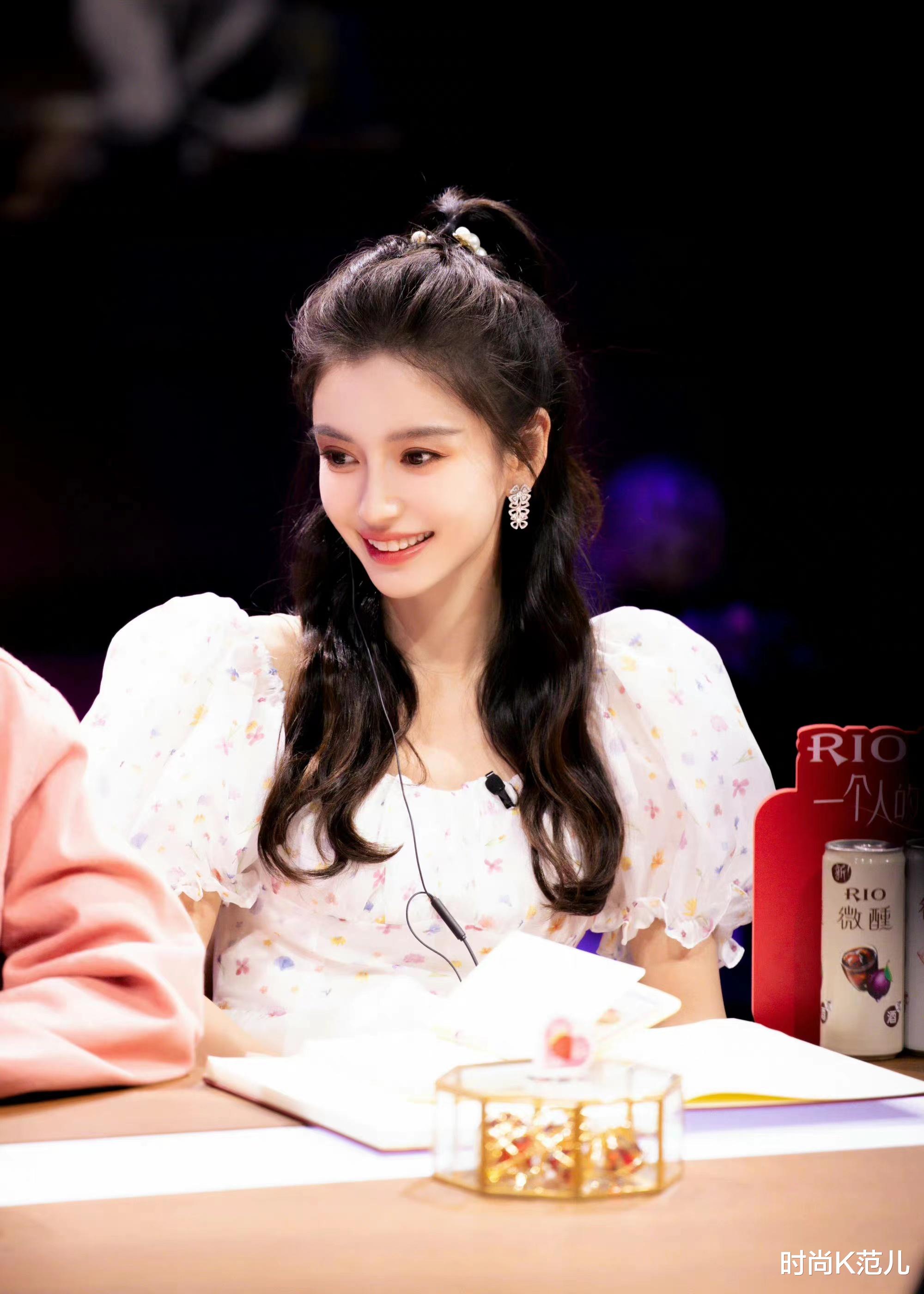 Angelababy Angelababy新造型好甜美，泡泡袖碎花裙搭高马尾，少女味十足！