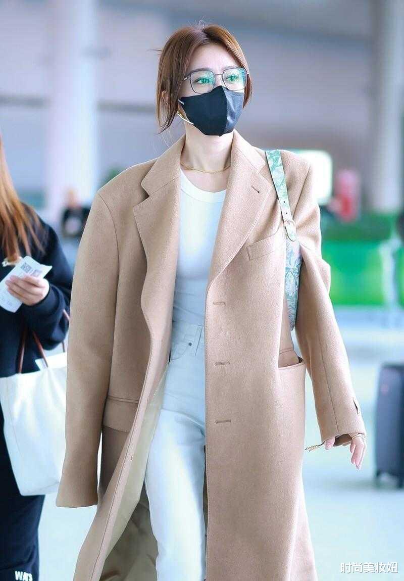 秦岚|秦岚颜值高又会穿，大码驼色大衣配白色内搭，高级又显气场