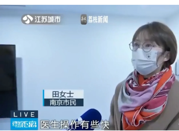 江苏南京,一女子发现孩子有颗门牙出现松动,便将孩子带到牙科诊所,让医生检查一下