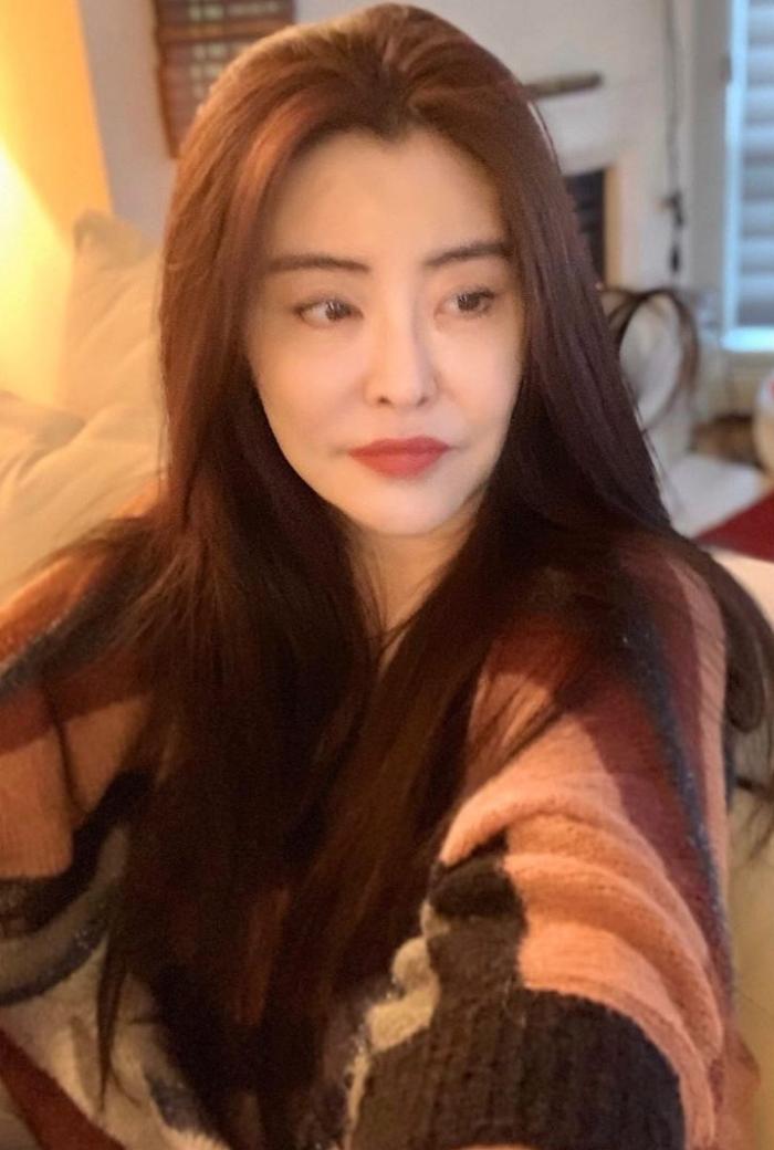 王祖贤|55岁王祖贤晒自拍过母亲节，亲吻宠物狗很温柔，无儿无女显孤独