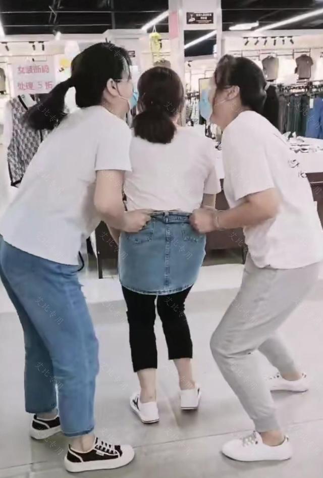 女子试穿小码牛仔裙提不上去,2名店员一起上前帮忙,网友:太狠了