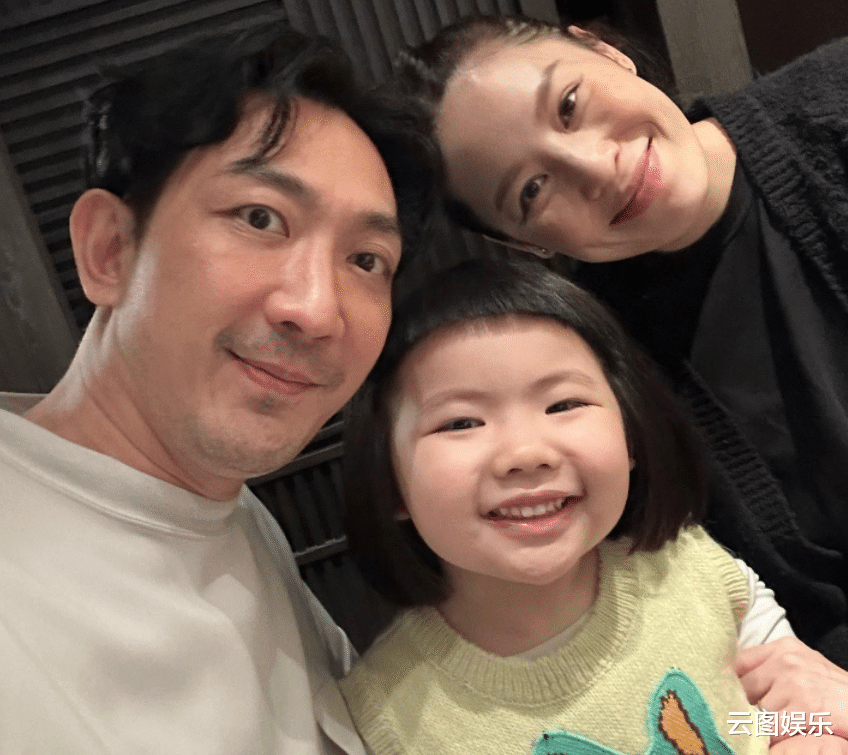 李灿森|李灿森为妻子庆生,当众拥吻太甜蜜,41岁爱妻高龄怀二胎状态好