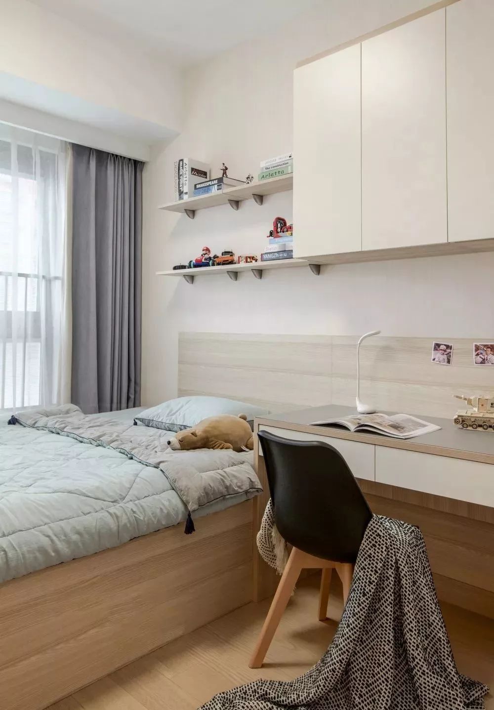 小户型的次卧还是做个榻榻米更实用,收纳多又很好看