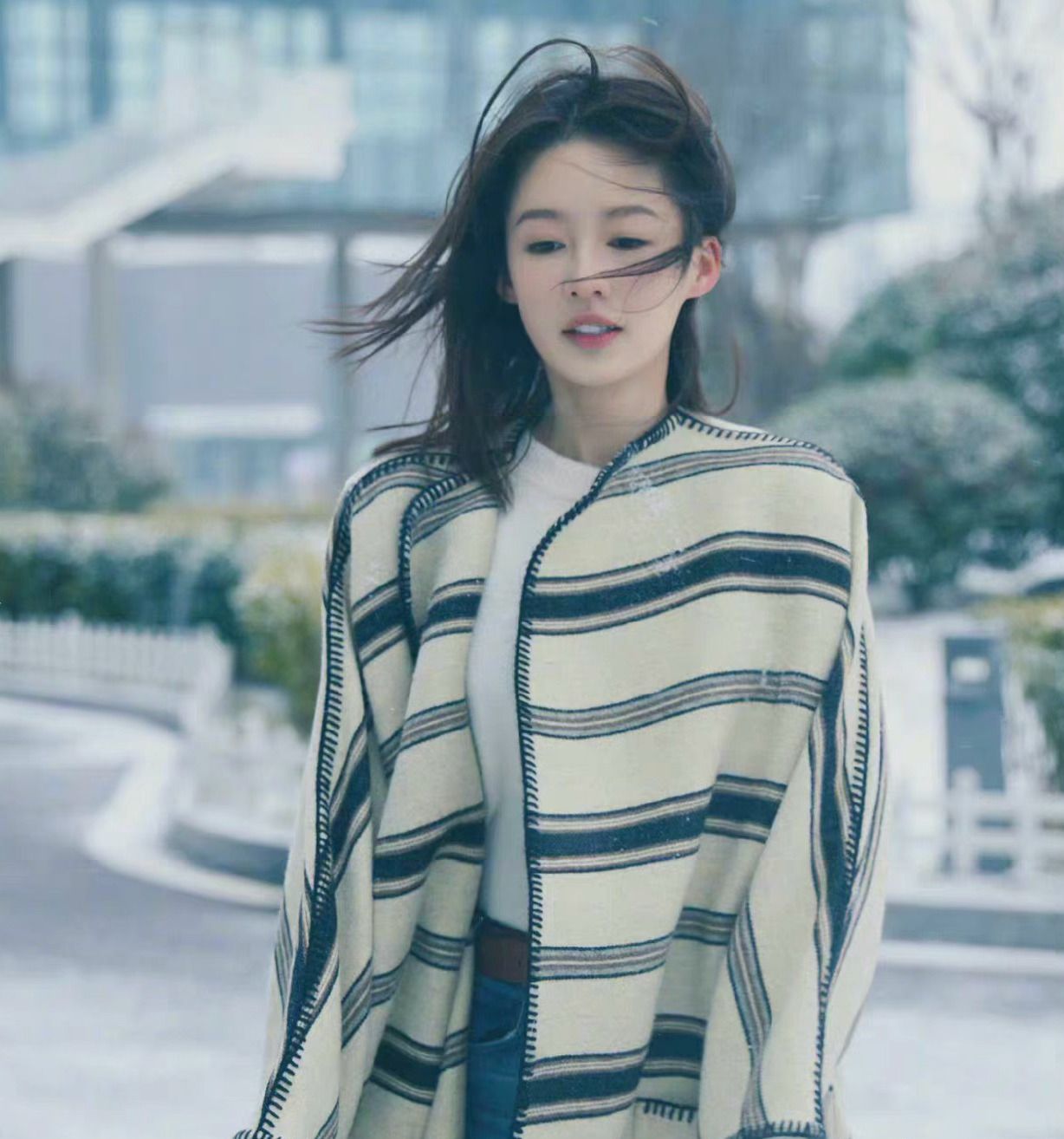 李沁|31岁李沁晒春日雪景自拍,睫毛堆满雪花,长发飘飘气质抢镜