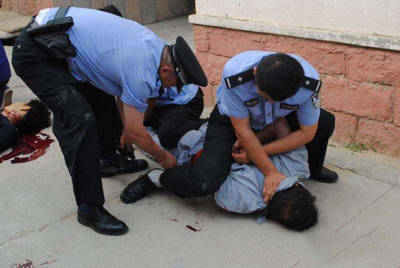 2006年,广东缉毒警牺牲,解剖发现胃是空的,妻子:他2天没吃饭