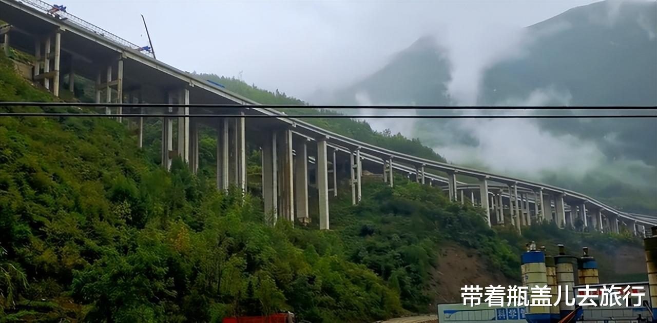 |渝东北自驾游：从亢谷出发一路雨雾蒙蒙像仙境，夜宿开州汉丰湖畔