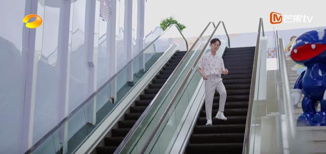 德阳|《100道光芒》:48岁的何炅还在“跑龙套”,00后该学习他什么