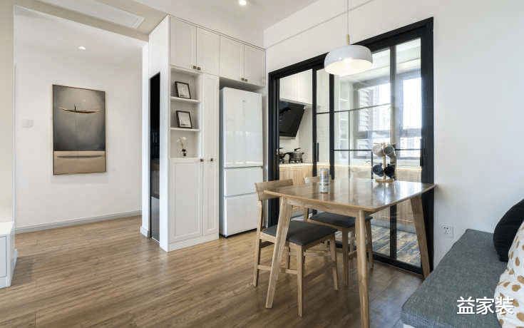 79平的三口之家，入户就是玄关衣帽间，独特的设计更舒适