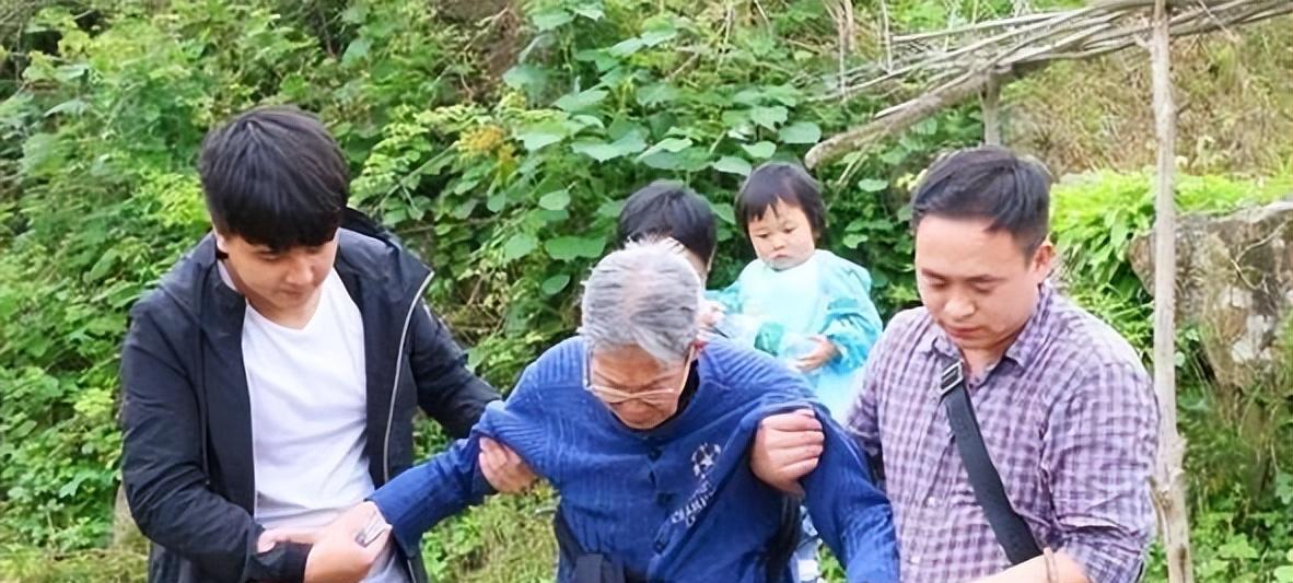 96岁老人用14年花26万修建“活人墓”,晚上睡棺材,白天行医救人