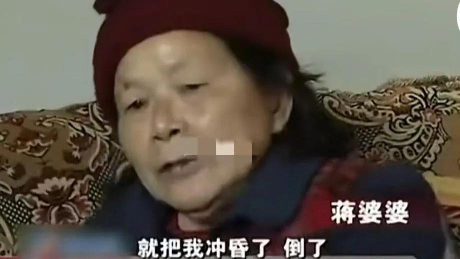 9岁男孩扶起摔倒老人反遭讹，真实情况是怎样