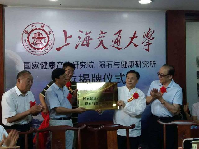 如果说宇宙中黑洞吞噬一切物质,那白洞是否会吐出一切物质?