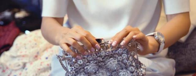 向佐|“单身富婆”秦岚:开百万豪车住千万豪宅,曾为黄晓明赔偿1000万