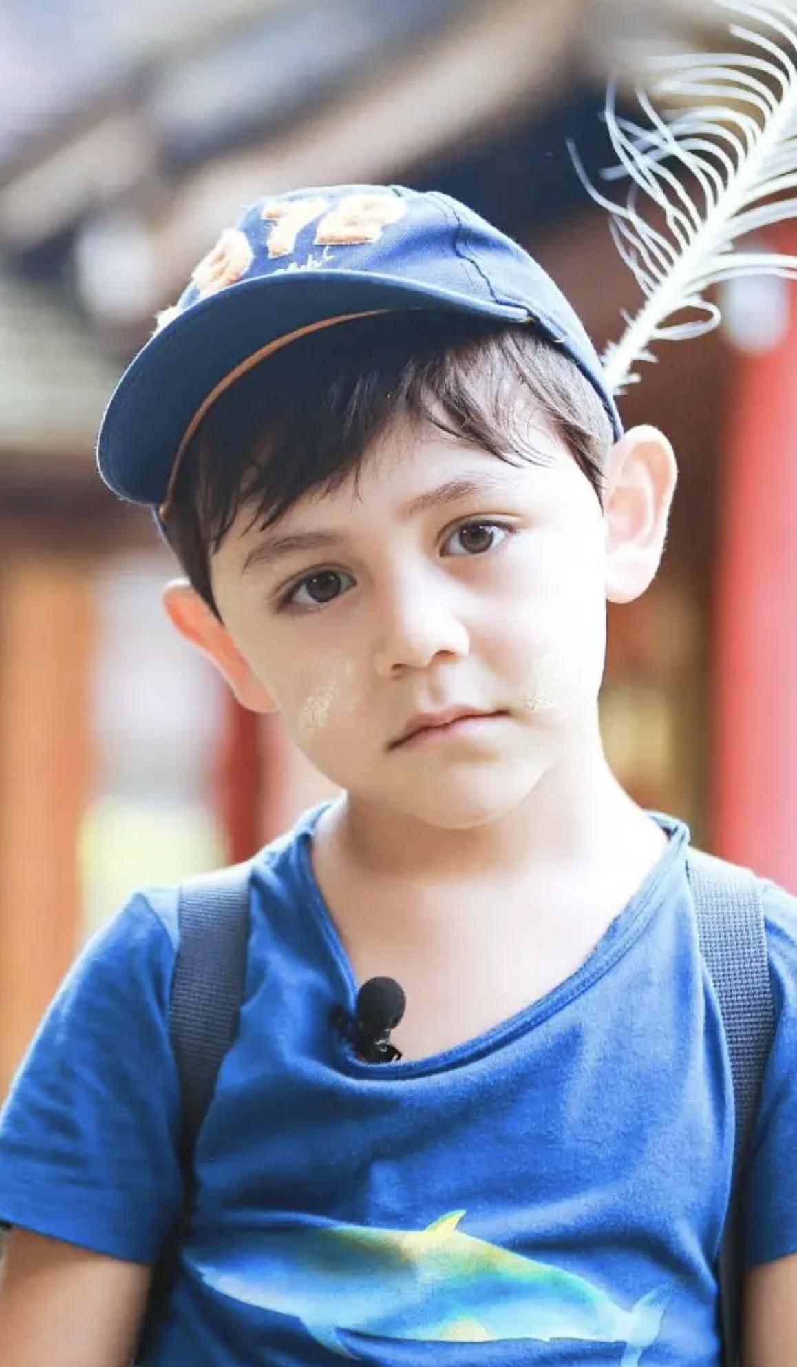 诺一|刘烨儿子诺一帅到认不出！混血颜值满是少年气，建模脸似贵族王子