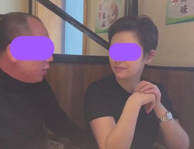 苏州一秃顶男子就餐,身旁女子气质高雅,网友:我输在哪里了