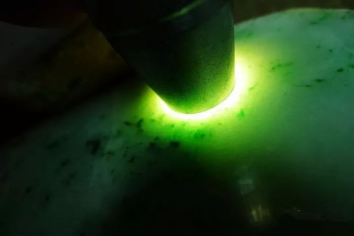 龙钞|某单位小伙9800拿下又嫩又老的翡翠原石,能否赌出惊喜?