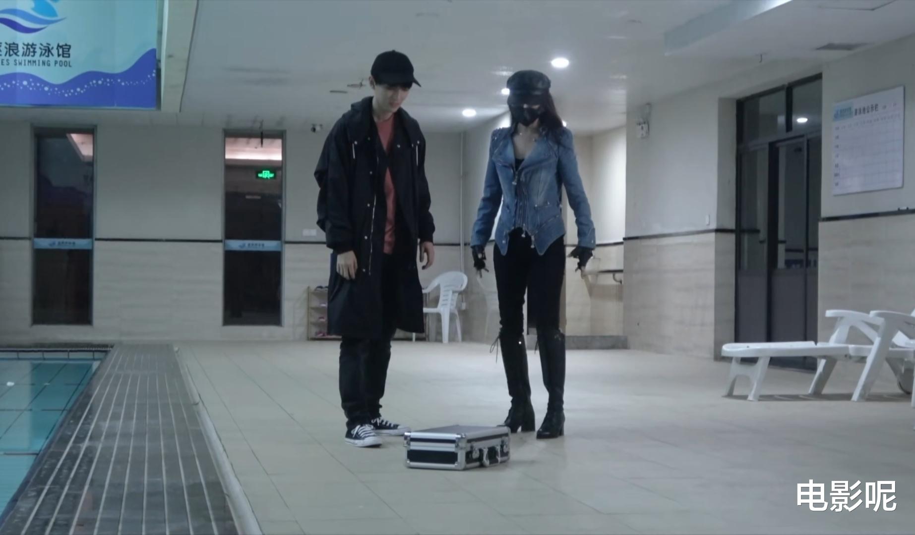 王俊凯|王俊凯拍摄《重生之门》花絮，审讯室片场翘二郎腿还被张译发现