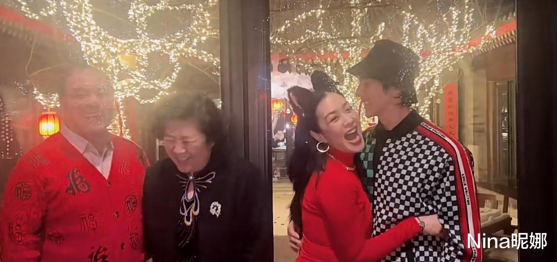 钟丽缇|钟丽缇一家过节,她穿红色戴猫耳朵打扮隆重,警察公公严肃像一家之主