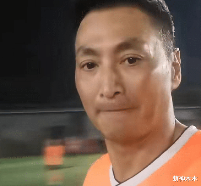 何家劲|62岁何家劲近况曝光，大汗淋漓陪员工踢足球，不顾形象坐地上