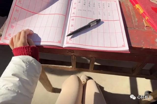 女大学生被安排写“礼单”，网友：你这个字最多只能去洗碗