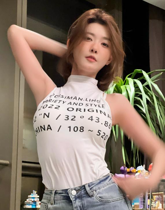 |千万网红聂小雨玩擦边？穿高开叉裙提裙边被批低俗，网友：快封杀