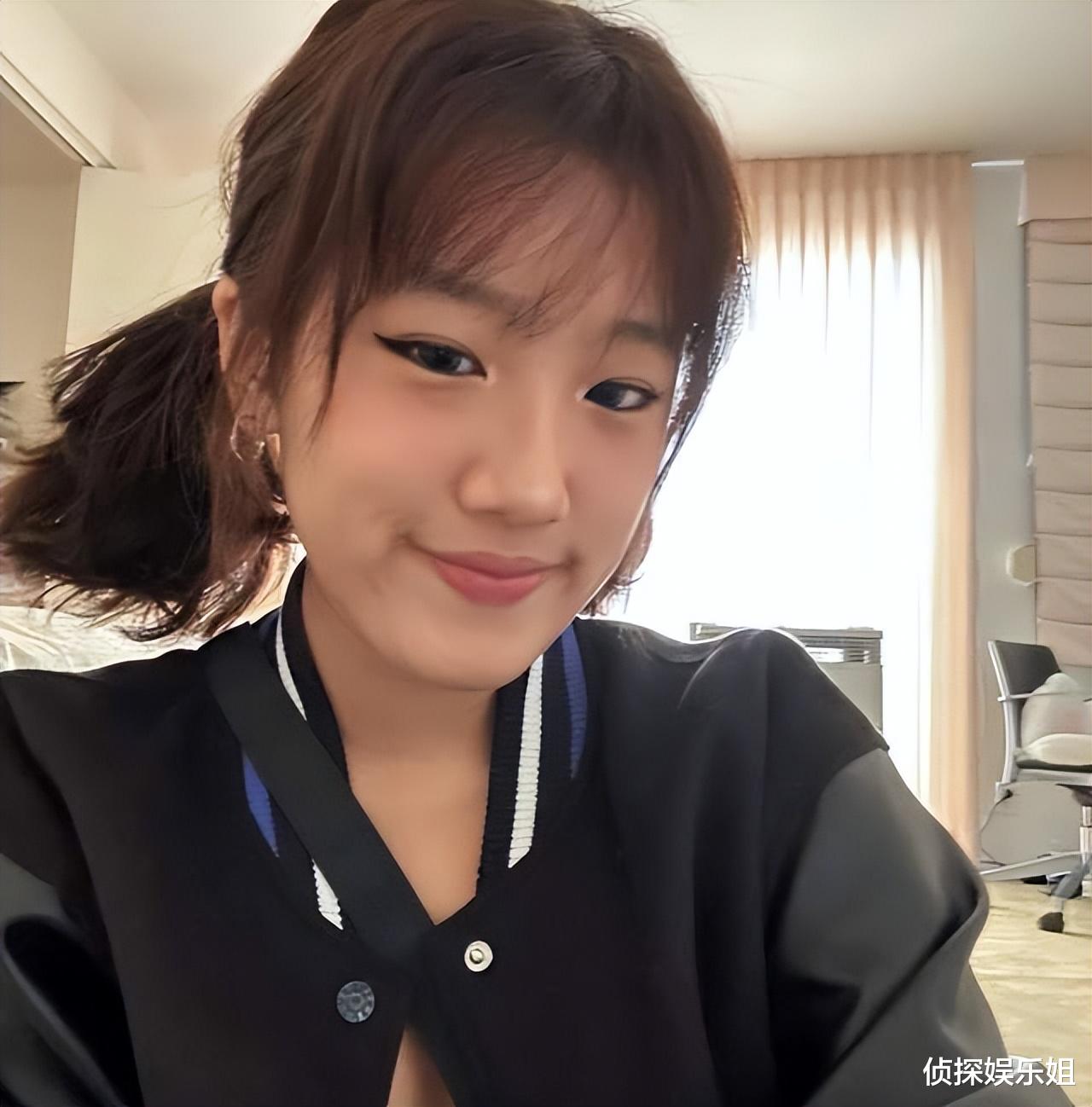 贾静雯|贾静雯晒全家福迎新年,咘咘波妞暴风长大,母女仨同框像姐妹花