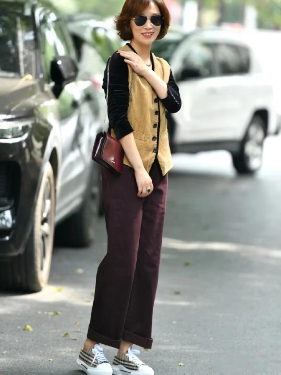 运动 远离大妈装、会叠穿、发选短，50岁女人做到这3点，赢得时尚优雅