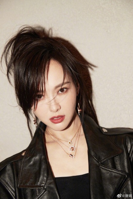 唐嫣|唐嫣写真大片曝光 全黑穿搭酷飒冷艳