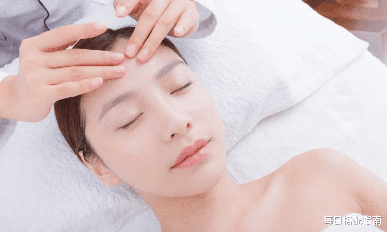 护肤品 秋冬皮肤易干燥，别急着买护肤品！做好这四步，皮肤才能越来越好