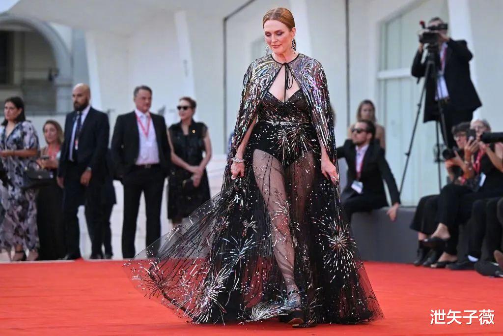 威尼斯电影节|“辣眼睛”的国际红毯又来了，尺度一个比一个大，国外女星真敢穿