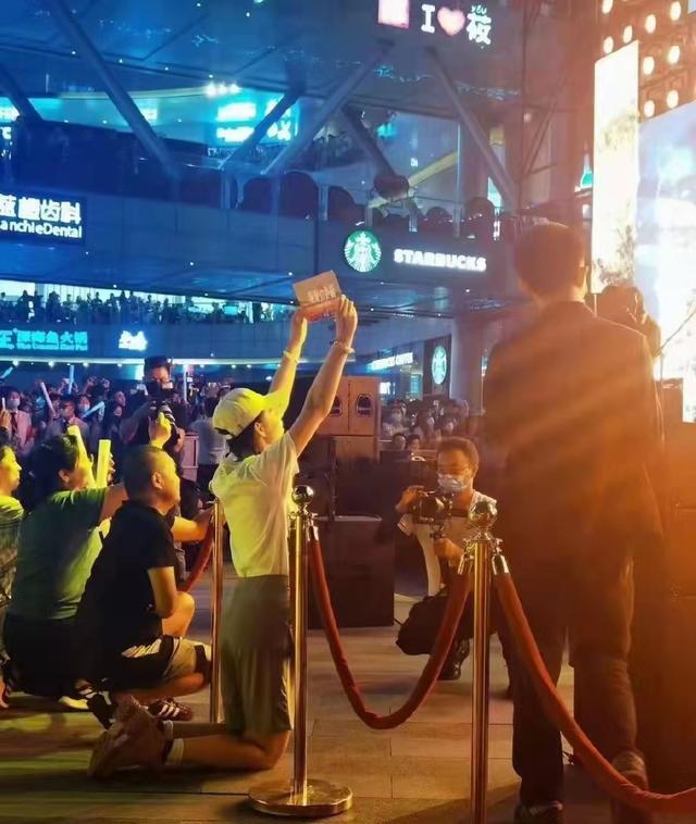 演唱会|韩星Gray舞台上被扔红色内衣，捡起后用其打招呼，举止尴尬遭吐槽