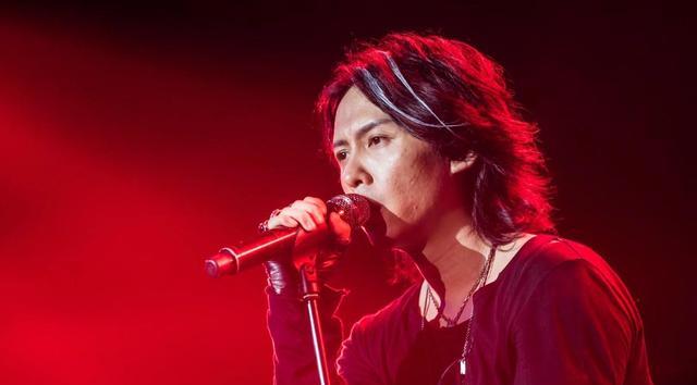 张淇|张淇带领黑豹空降《闪光的乐队》，网友评论：不能总唱《无地自容》