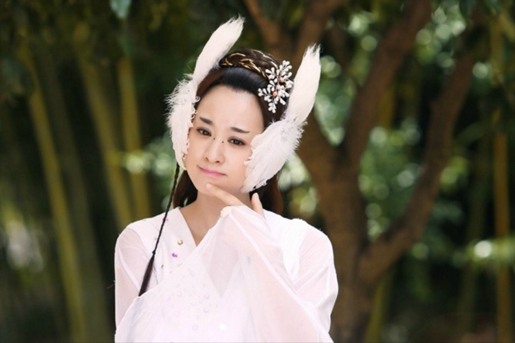 穆婷婷|穆婷婷:曾被继母挑拨关系,客厅健身秀身材!与粉丝合照接地气