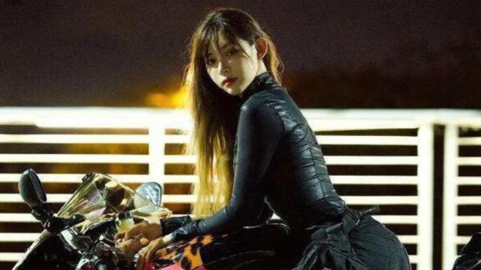 情侣|父女恋是假的，他俩是合约情侣？