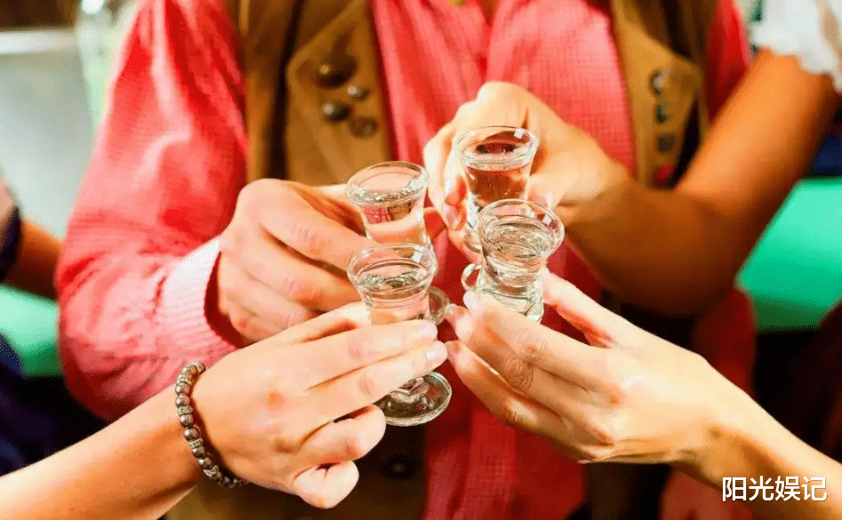 空腹|在生活中这6种情况下千万不能喝酒，醉得快还丢人，建议了解清楚