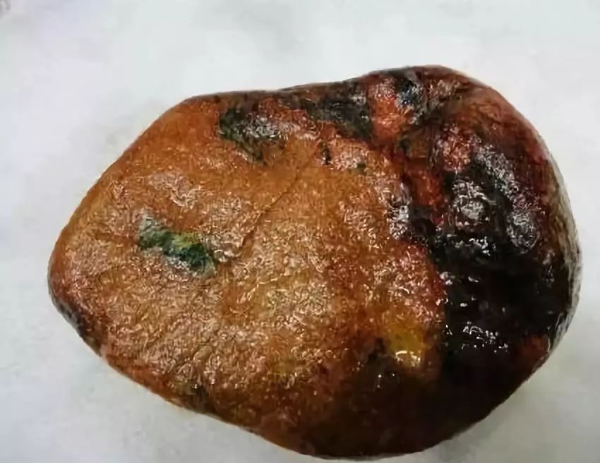 |“神仙难断寸玉”!赌石中,什么样的翡翠皮壳容易出高货?