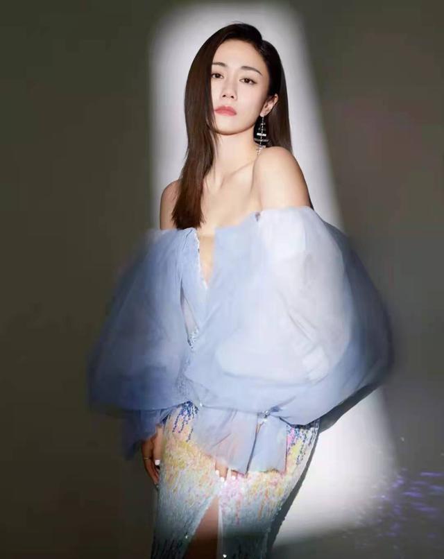 刘芸|刘芸“楼道大片”火了，穿低领长裙坐在台阶上摆拍，被质疑博眼球