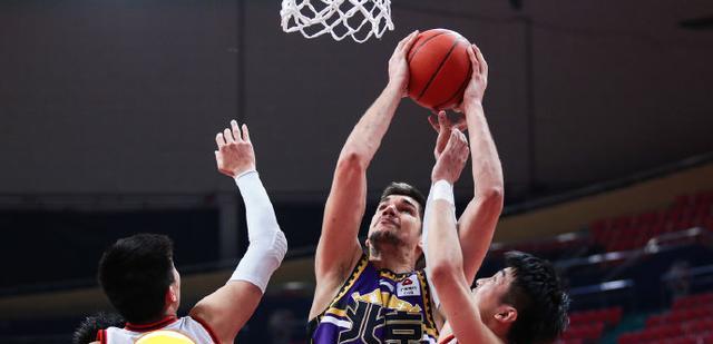 北控男篮|44-36！方硕三分4中2天神下凡，北控3巨头21+5差强人意马布里悬了