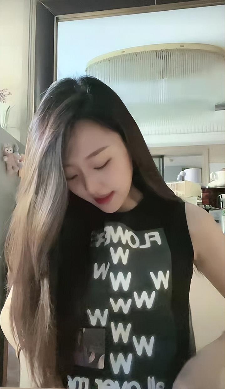 闫学晶|闫学晶27岁儿媳豪宅内养胎，穿金戴银好富贵，摸皮球孕肚母爱满满