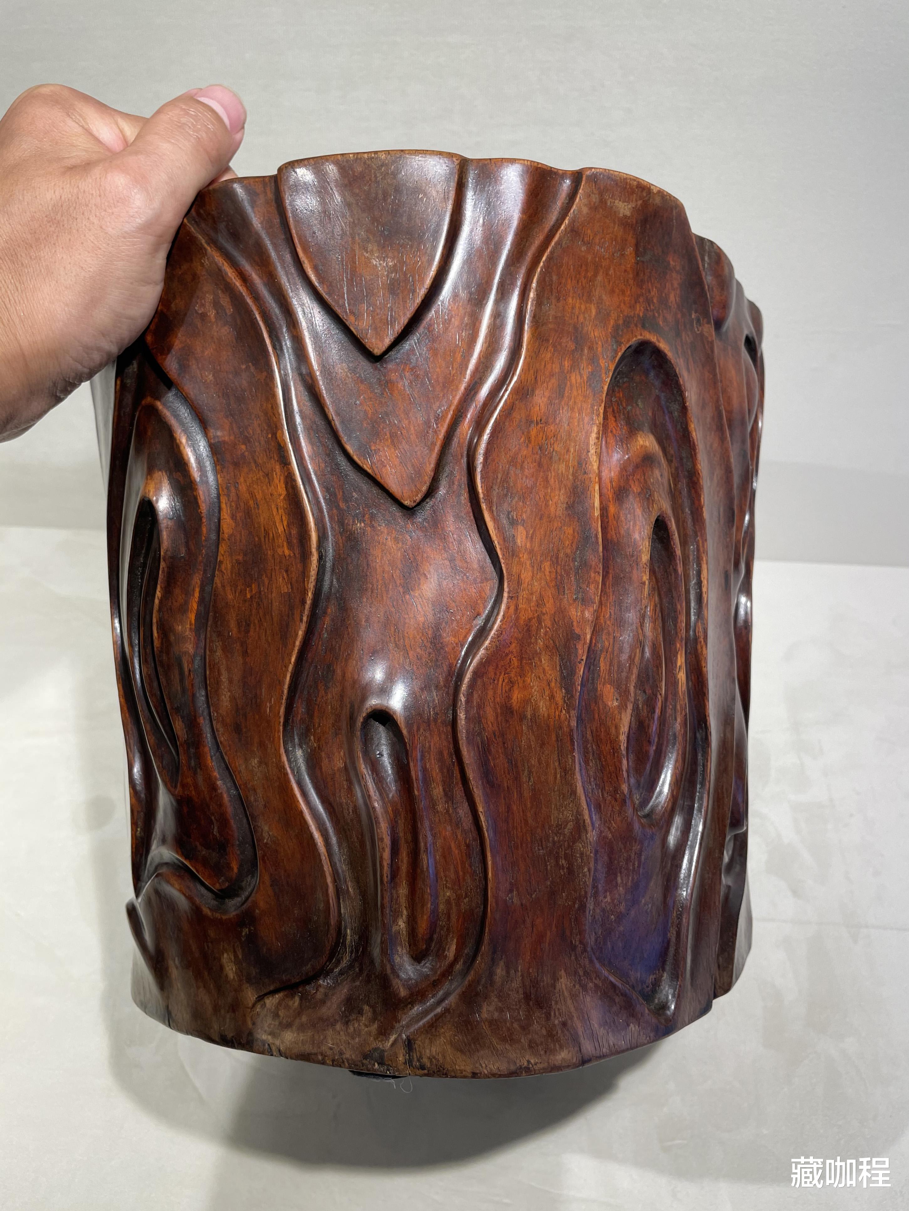 笔筒|仿树桩外皮剥落，黄花梨根雕笔海惟妙惟肖