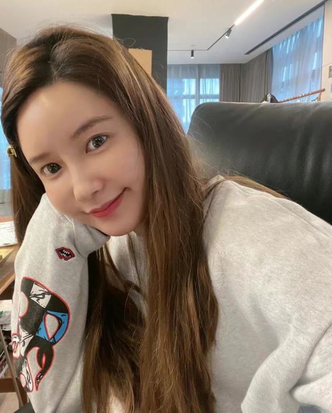 张大奕|结婚风波再发酵！张大奕晒照手戴钻戒被指太刻意