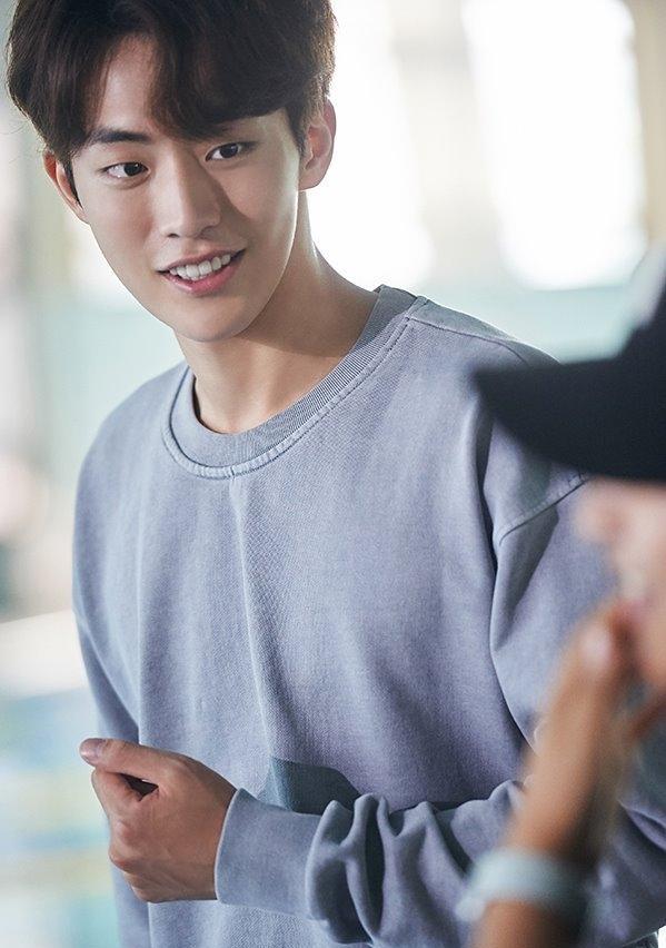 刘德华|《25，21》南柱赫人气爆红！回顾男神腹肌花絮照，雕像身材太可口