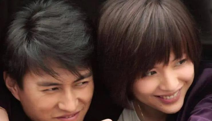 李佳|李佳：一婚错爱富商，二婚嫁给靳东，为爱放弃事业，44岁两子傍身