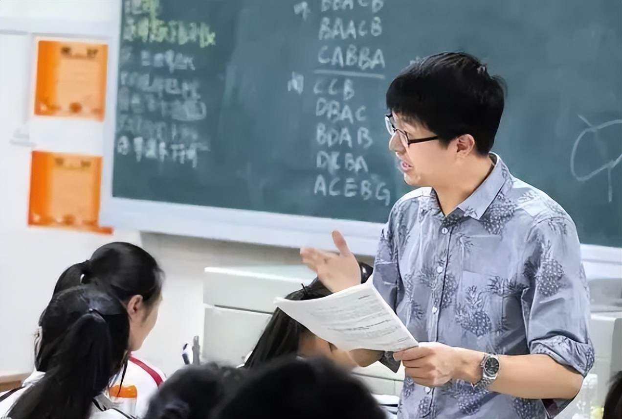 教师|本以为教师的工作足够体面,看完教师女友的工资条,男生沉默了