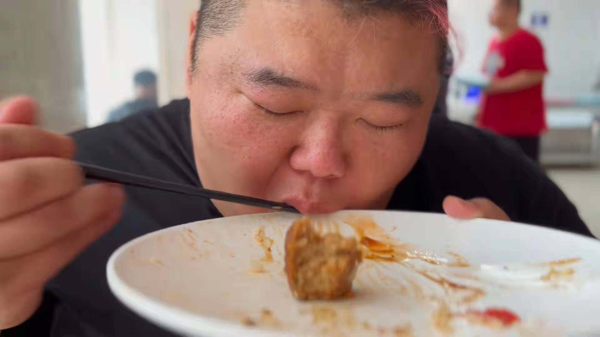 运动 500斤胖猴子已减重72斤,脸色红润运动不喘粗气,精神状态良好