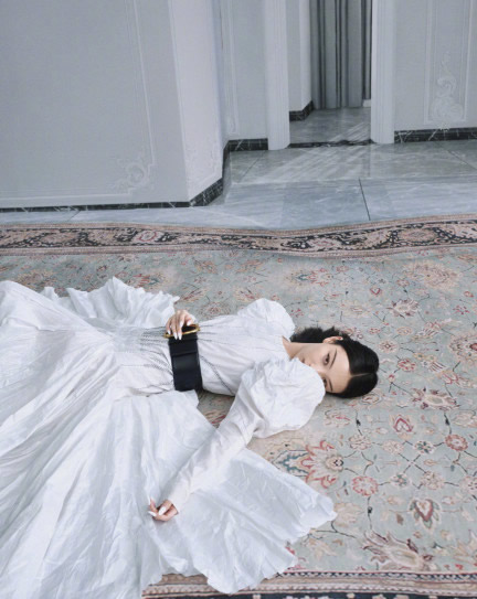 倪妮|倪妮气质绝了，皮粉色西装帅气知性，白色红苹果印花短袖清新甜美