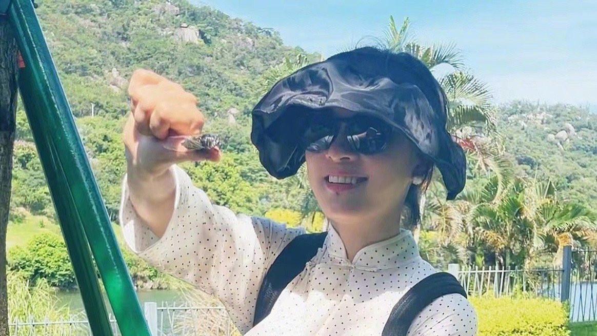 护肤品 孙俪发文吐槽，刚做的橘黄色美甲，网友：好像小时候染的指甲花