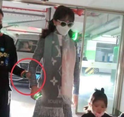 赵雅芝|68岁赵雅芝近况曝光吗，穿恨天高被网友偶遇，路上被助理扶着走