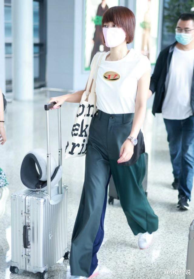 发型 马伊琍素颜走机场一脸疲态，少女发型有些牵强，穿乞丐裤高调抢镜